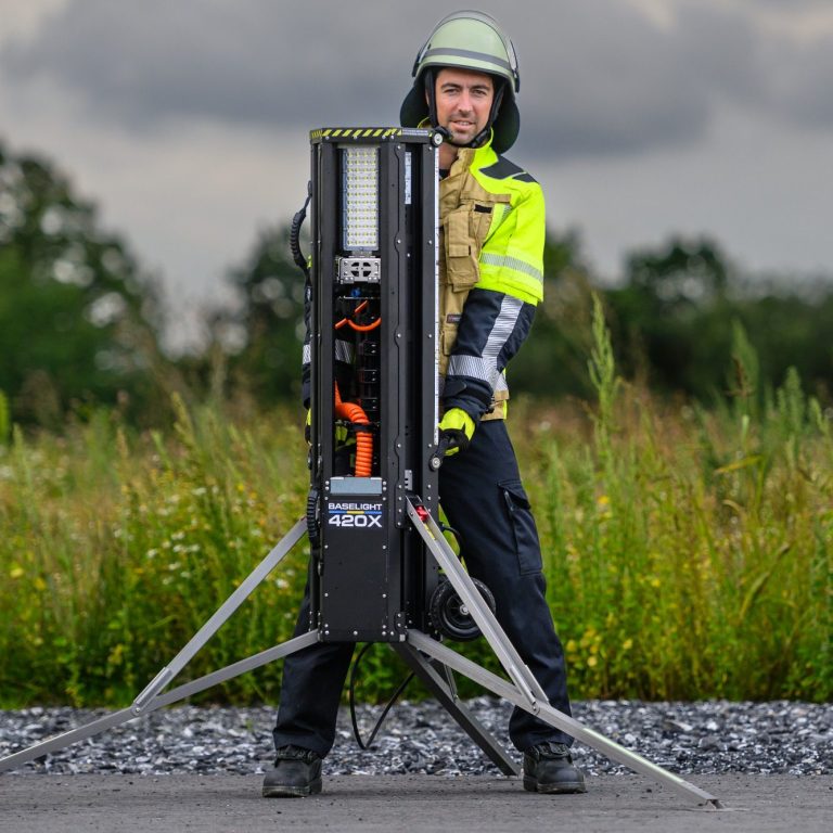 BASELIGHT 320X Battery – professionelle Einsatzstellenbeleuchtung: Erfahre mehr über den mobilen LED-Lichtmast für Feuerwehr, Rettungsdienst und Katastrophenschutz. Jetzt technische Details, Vorteile und Einsatzmöglichkeiten auf unserer Webseite entdecken.