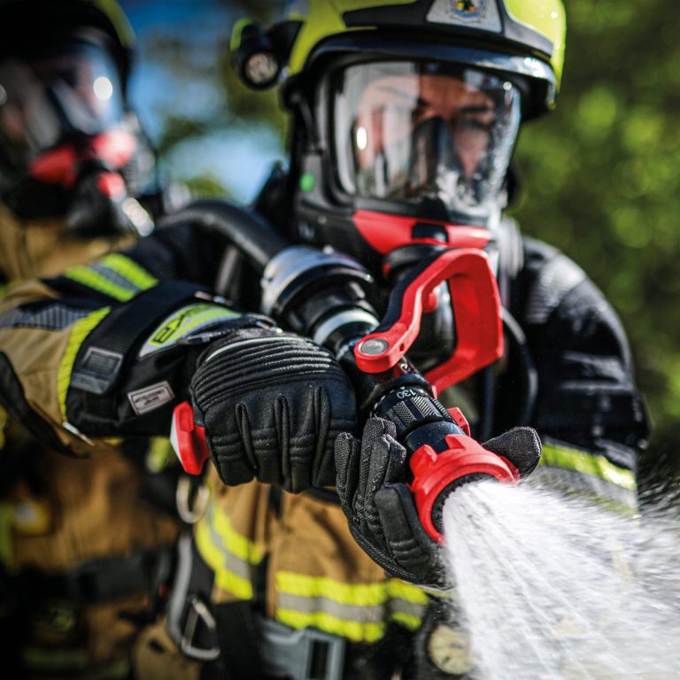 AWG Hohlstrahlrohr im Innenangriff bei der Brandbekämpfung