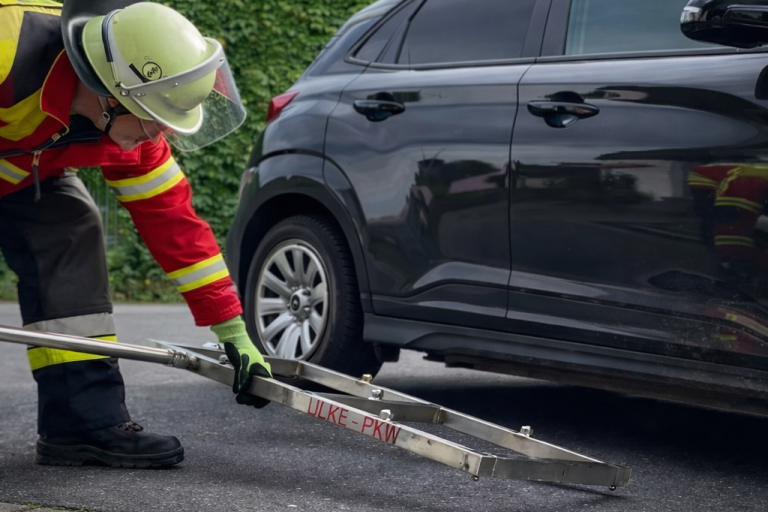 Feuerwehr setzt ULKE Sonderlöschgeräte zur Kühlung und Brandbekämpfung eines brennenden Elektrofahrzeugs ein