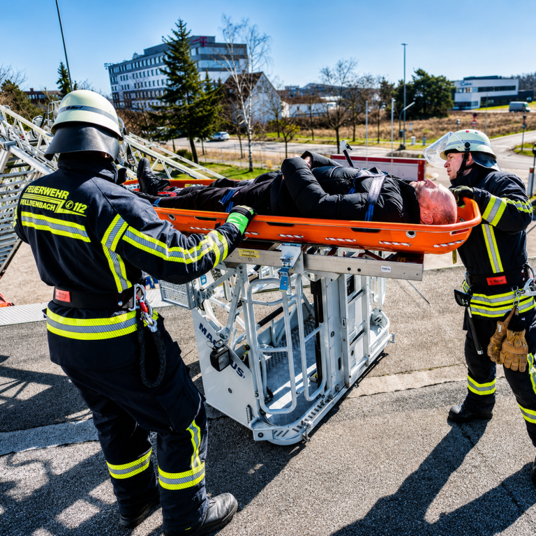 Menschenrettung per Korbtrage auf einer Drehleiter