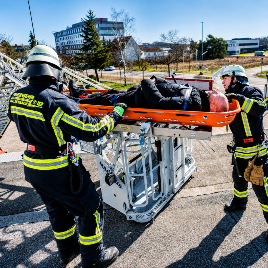 Feuerwehr Rettung mit ultraMedic Korbtrage über Drehleiter bei Höhenrettung eines Patienten