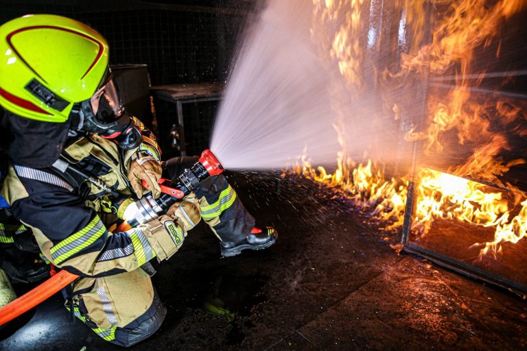 AWG Hohlstrahlrohr im Innenangriff bei der Brandbekämpfung