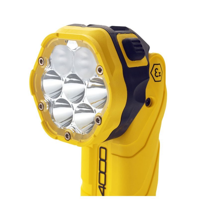 Die ADALIT L-4000 ATEX Feuerwehr-Handleuchte ist eine explosionsgeschützte, professionelle Einsatzlampe für Feuerwehr, Rettungsdienst und Industrieeinsätze.