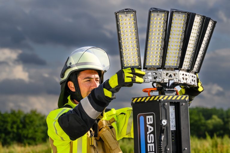 BASELIGHT 320x Battery LED Lichtmast im Feuerwehreinsatz