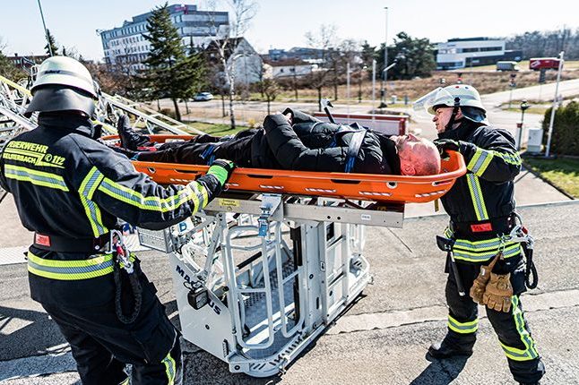 Feuerwehr Rettung mit ultraMedic Korbtrage über Drehleiter bei Höhenrettung eines Patienten