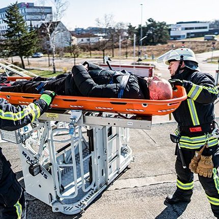Die ultraMedic Korbtrage wird im Feuerwehreinsatz für die sichere und patientenschonende Rettung eingesetzt.