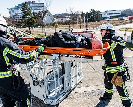 Korbtrage im Einsatz für die schnelle und sichere Personenrettung